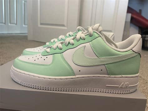 nike air force mit grünem nike zeichen